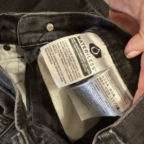 Women's LEVI Waterless Distressed washed Women's Black Denim Jean - Picture 8 of 8